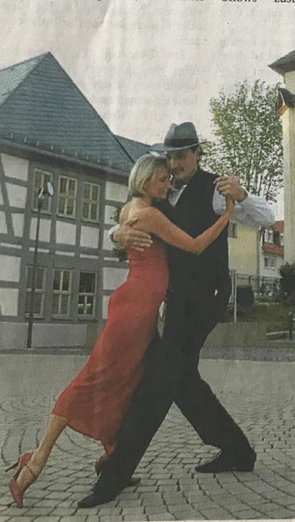 Das Bild zeigt Martina M&uuml;ller mit Georg Koch - Unbekannte Quelle, abfotografiert von einem alten Zeitungsausschnitt.